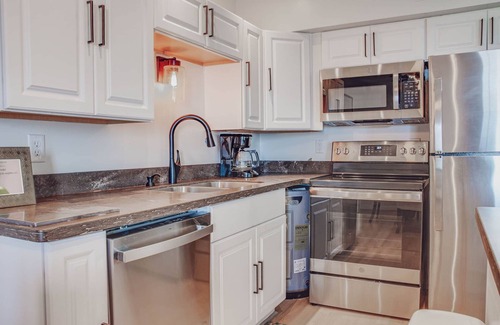 Ocean View Apartment | Ocean View New Bethany Condo with Breakfast and Kitchen