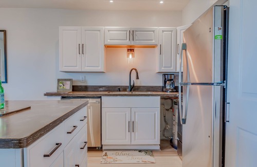 Ocean View Apartment | Ocean View New Bethany Condo with Breakfast and Kitchen
