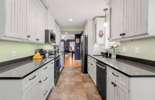 Bristol House | NEW, Big Home, Fun Yard, centrally located. BRISTOL'S PORTSIDE RETREAT!