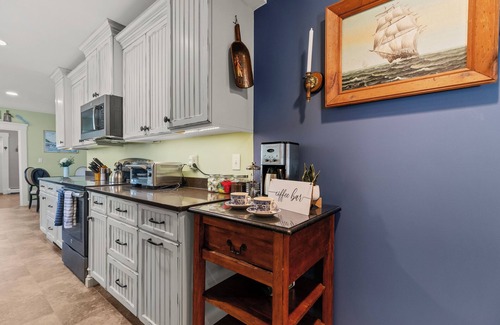 Bristol House | NEW, Big Home, Fun Yard, centrally located. BRISTOL'S PORTSIDE RETREAT!