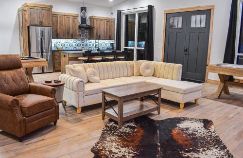 Purcell Villa | New Bison Cabin Hot Tub Air Hockey Pool Table