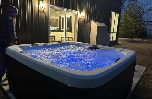 Purcell Villa | New Bison Cabin Hot Tub Air Hockey Pool Table