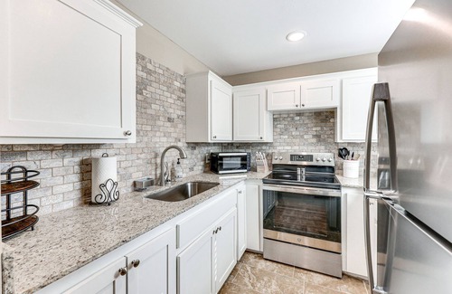 New Blaine Apartment | New Blaine Studio - Steps from Lake Dardanelle!