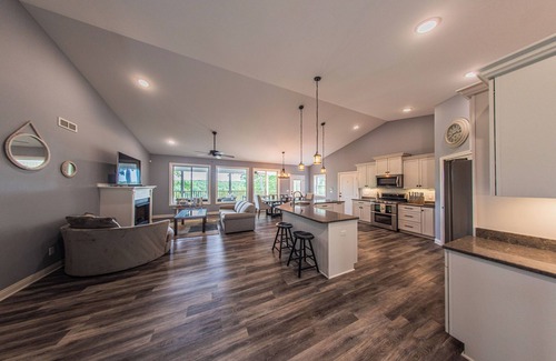 Almo House | Experience Blue Oasis: Lakefront Retreat Near Murray State
