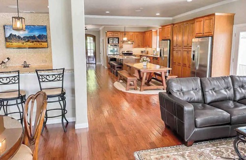 New Braunfels House | New Braunfels Lakefront Escape with Private Dock & Fun