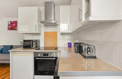 Shacklewell House | New! Bright 2BR Dalston House with Garden and BBQ