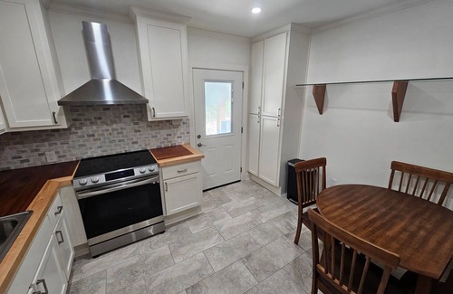 Denham Springs Apartment | New build 1 bed apartment with full size bathroom and kitchen.