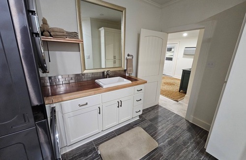 Denham Springs Apartment | New build 1 bed apartment with full size bathroom and kitchen.