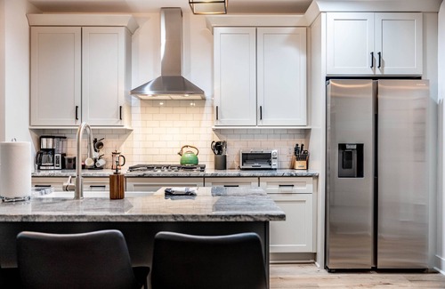Pinehurst House | Modern 5-Bedroom Retreat: Close to Golf and Village Fun