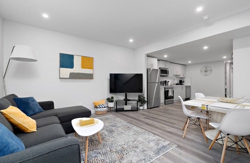 Northwest Edmonton Apartment | Modern Suite in Central Location with Wifi & Breakfast