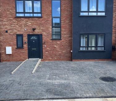 Waltham Cross House | New Build-Free Parking-EV charging-3 Bedrooms-3 showers