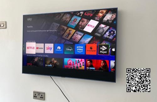 Waltham Cross House | New Build-Free Parking-EV charging-3 Bedrooms-3 showers