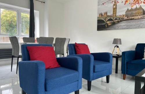 Waltham Cross House | New Build-Free Parking-EV charging-3 Bedrooms-3 showers