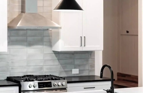 Charlotte House | Modern Home with Kitchen - Perfect for Family Getaways