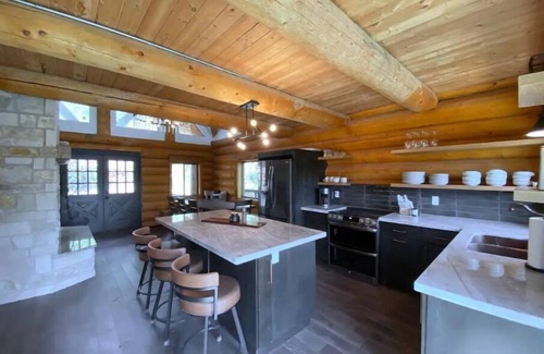 Pine Cabin | Modern Log Cabin Retreat: Family-Friendly & Fresh Design