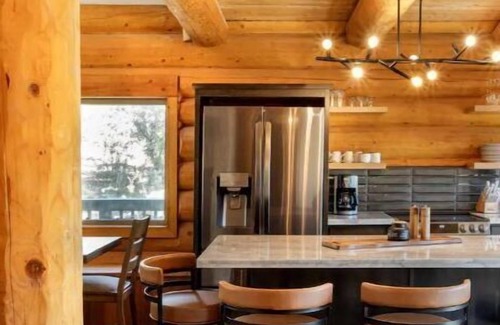Pine Cabin | Modern Log Cabin Retreat: Family-Friendly & Fresh Design