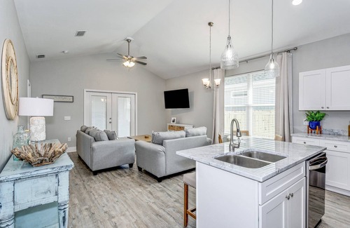 Ono Island House | Pet-Friendly Getaway with Beach Cruisers & Play Area