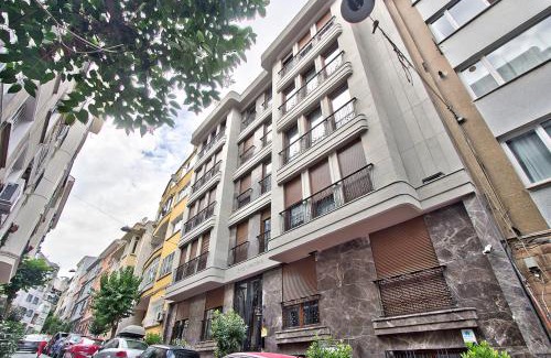 Cihangir Apartment | Modern Hotel with Balcony & Child-Friendly Amenities