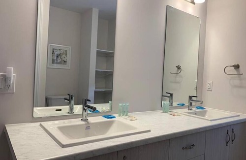 Niagara Falls House | Beautiful 4-Bedroom Niagara House with Pet-Friendly Amenities
