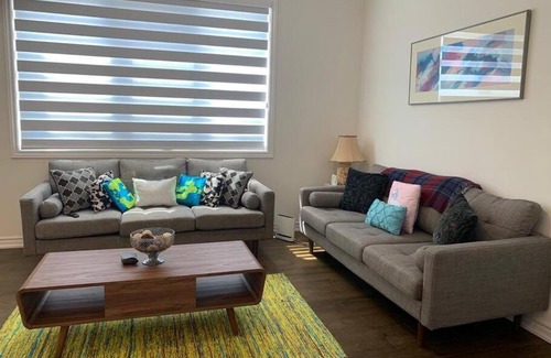 Niagara Falls House | Beautiful 4-Bedroom Niagara House with Pet-Friendly Amenities