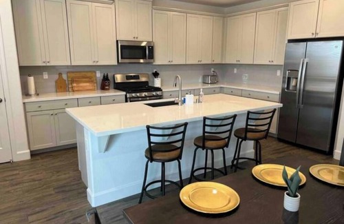 Roseville House | New Built corp housing insurance stays pet 30+daysH3