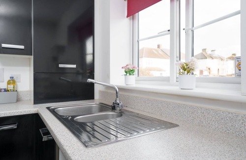 Havering House | Contemporary Home with Private Parking & Inviting Garden