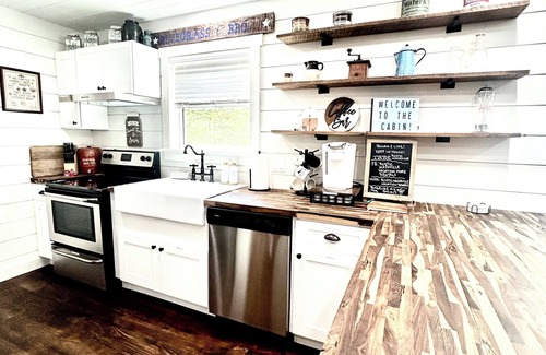 Kedron Cabin | Unforgettable Theta Hill Log Cabin Getaway with Ocean View