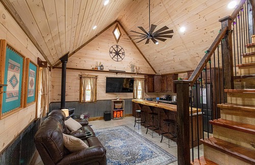 Rising Fawn Cabin | New cabin on 1 acre - large deck & firepit area - 2 bikes provided - hiking - screened in porch