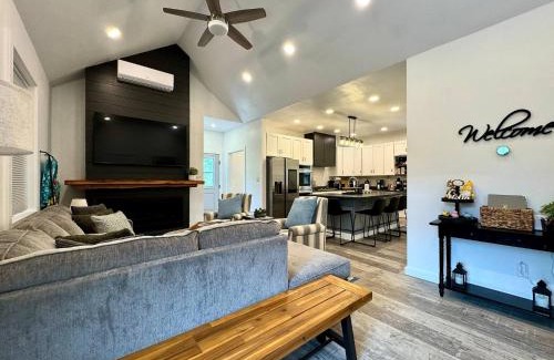 Somers Apartment | Cozy Cabin with Hot Tub Near Somers Bay Hideaway
