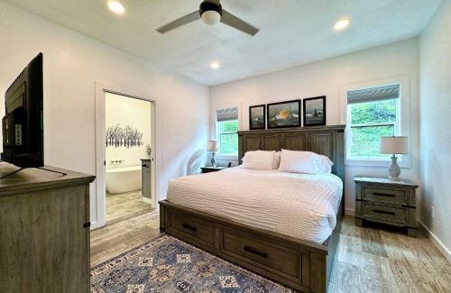 Somers Apartment | Cozy Cabin with Hot Tub Near Somers Bay Hideaway