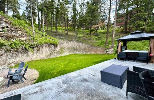 Somers Apartment | Cozy Cabin with Hot Tub Near Somers Bay Hideaway