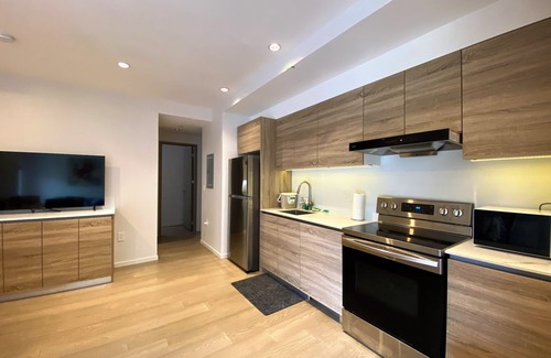Hollyburn House | New Central Ambleside Garden suite in We st Van couver