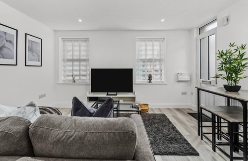 Plymouth Apartment | Modern Central Plymouth Apartment with Free Parking & Pet-Friendly