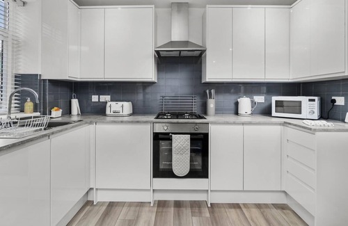 Plymouth Apartment | Modern Central Plymouth Apartment with Free Parking & Pet-Friendly