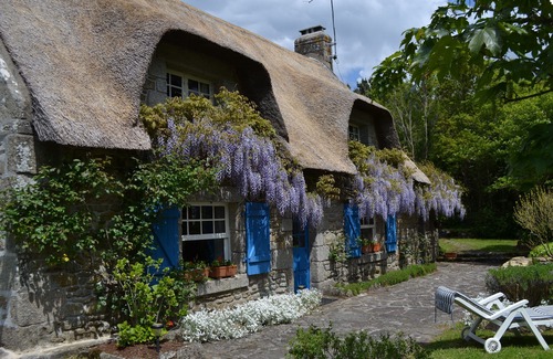 Tregunc House | Waterfront Thatched Cottage with Pool and Ocean Views