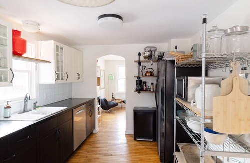 Minnetonka House | NEW! Charming & Cozy 2BR Cottage in Wayzata
