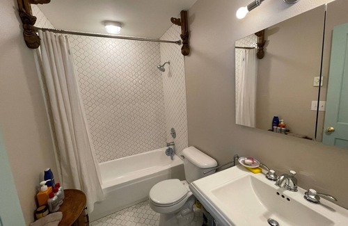 Kenmore Cottage | Exclusive Lakeview Cottage Retreat in Downtown Kenmore