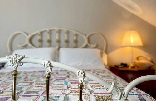 Kenmore Cottage | Exclusive Lakeview Cottage Retreat in Downtown Kenmore