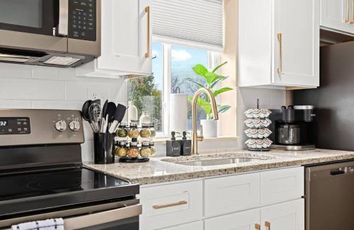 Roseville Apartment | New Upper Unit in the Heart of Roseville - Family Friendly