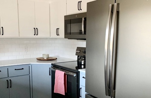 Waco House | Discover Coblentz Farm Cottage: Top-Rated Getaway with Kitchen