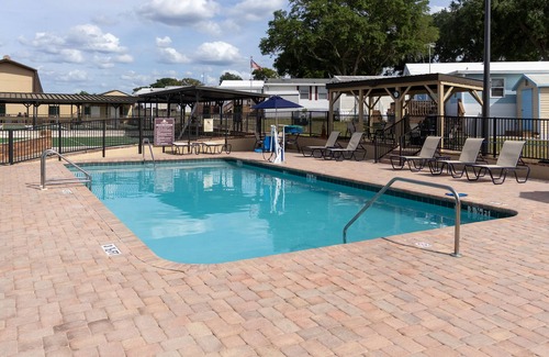 Zephyrhills House | Pet-Friendly New Colman Caravan with Ocean View & Pool