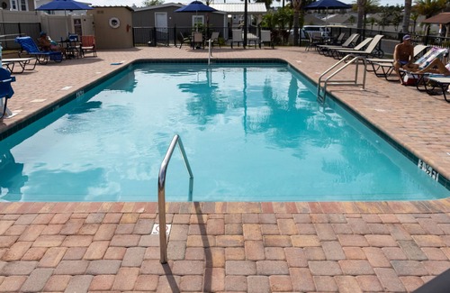 Zephyrhills House | Pet-Friendly New Colman Caravan with Ocean View & Pool