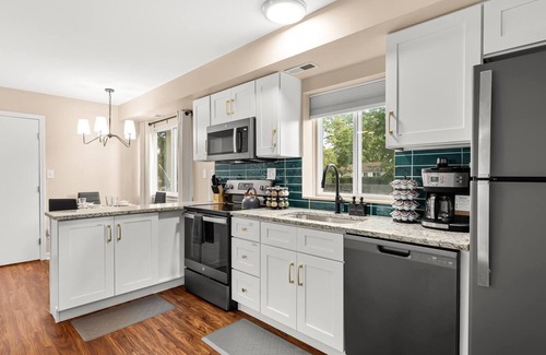 Roseville Apartment | Cozy 1BR Flat Steps from Downtown Roseville