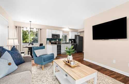 Roseville Apartment | Cozy 1BR Flat Steps from Downtown Roseville