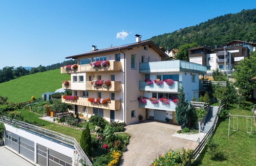 Feldthurns Apartment | Charming Apartment with Ocean View Near Village on Kastanienweg