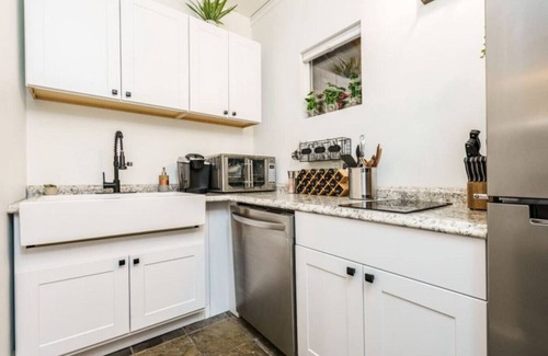 Veterans Park Apartment | Modern Studio Near River, Park & Café - Guest Rated 9/10