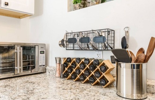 Veterans Park Apartment | Modern Studio Near River, Park & Café - Guest Rated 9/10