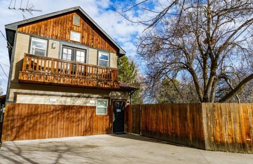 Veterans Park Apartment | Modern Studio Near River, Park & Café - Guest Rated 9/10