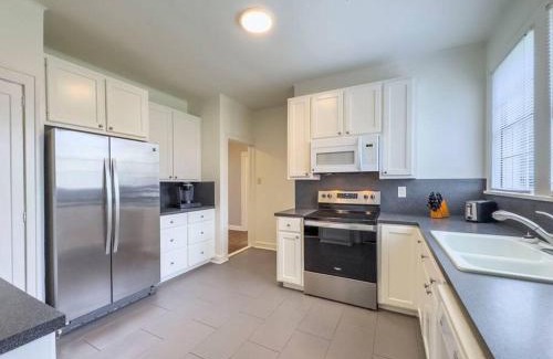 Austin Ave. House | Cozy Bungalow with Dedicated Office in Washington