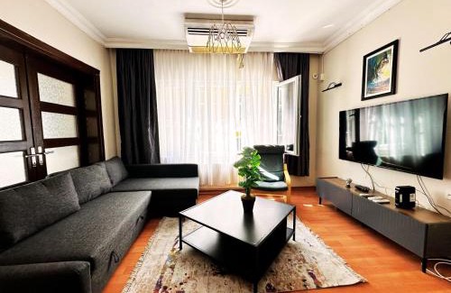 Gumussuyu Mahallesi Apartment | New Comfy Flat, 4BR, 4ACs, Taksim